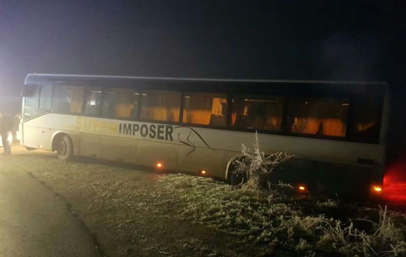 Un autobuz cu 23 de elevi a intrat într-un șanț, în Timiș