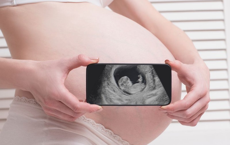 Miliardarii încearcă să creeze copii perfecți prin inginerie genetică