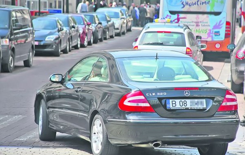 Elena Băsescu foloseşte la Bruxelles o limuzină de 60.000 de euro înmatriculată pe o firmă a soţilor Bebe şi Sidonia Ionescu