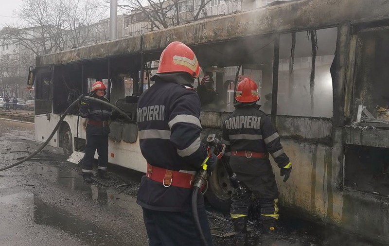 Un autobuz plin cu pasageri a luat foc în timpul deplasării, la Galați