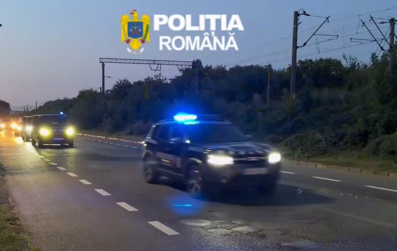 Descindere cu zeci de mașini de Poliție în Bacău, după ce mașina unui polițist a fost distrusă de patru tineri din Buhuși