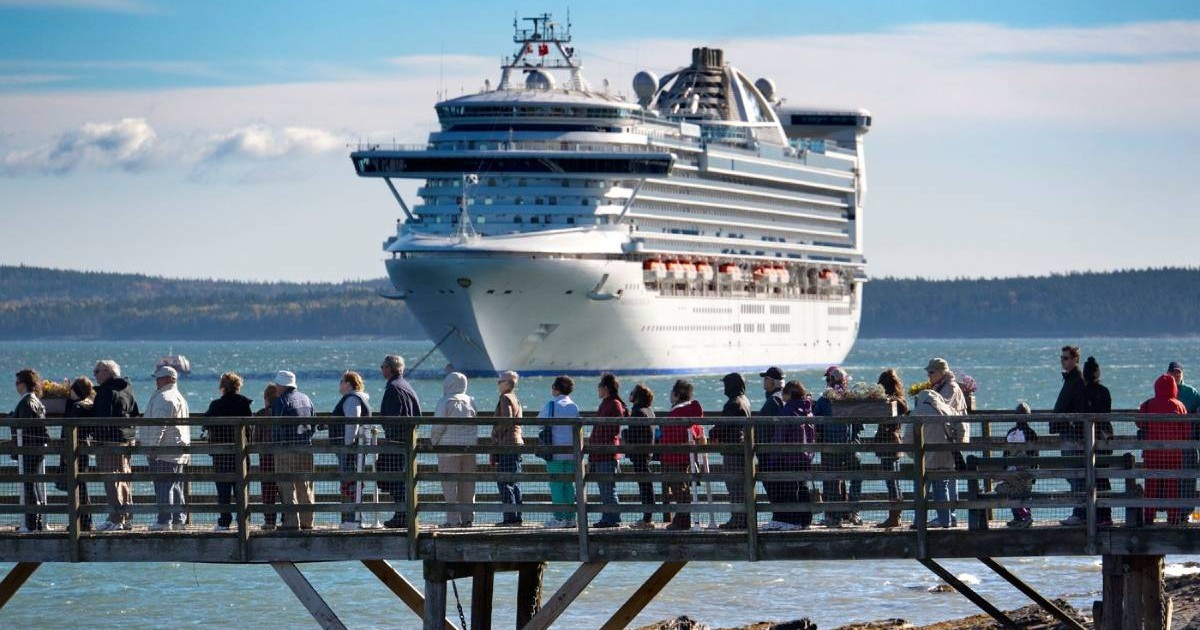 Nava de croazieră Caribbean Princess, pe mare,acosteaza în largul orașului Bar Harbor, Maine, multi oameni stau pe un pod de lemn sa se imbarce