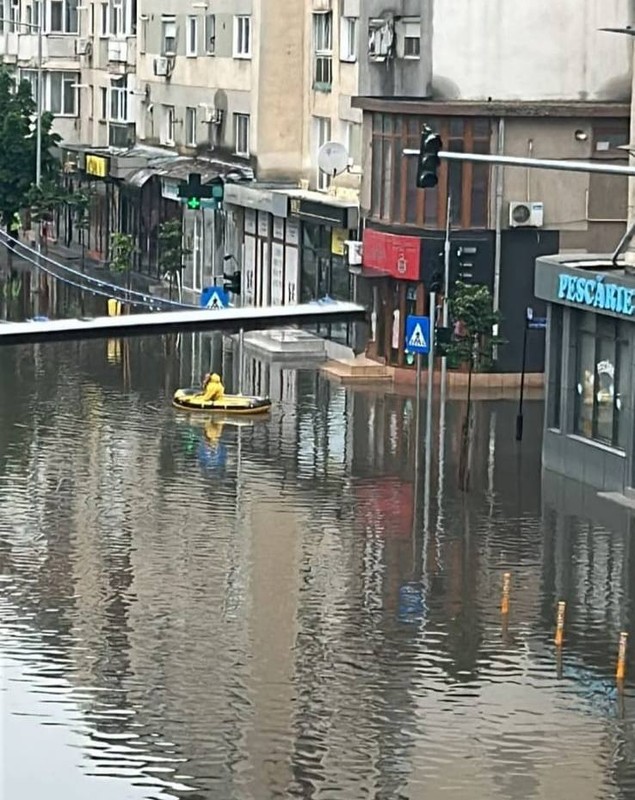 Imagini din primul oraș inundat în România, după 12 ore de ploaie continuă și înainte să intre în vigoare codul portocaliu