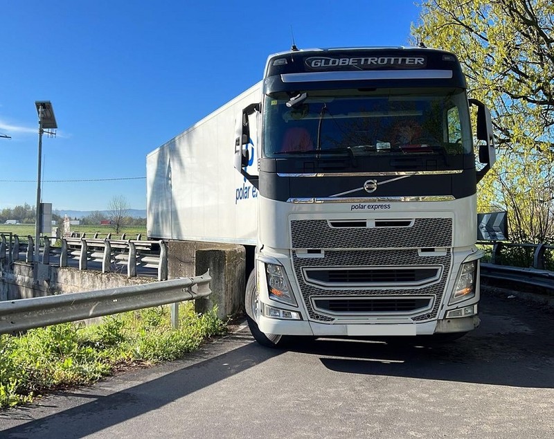 Șofer român de TIR amendat cu 87 de euro în Italia, după ce a blocat camionul pe un pod. Va plăti și cheltuielile serviciilor de deblocare