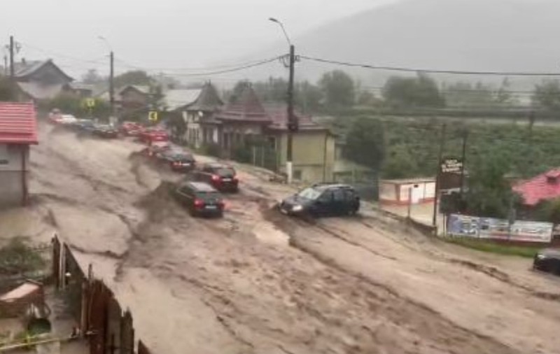 O femeie a fost luată de ape în mijlocul inundațiilor din Bușteni. Zeci de mașini, surprinse de viitură pe drumurile din oraș