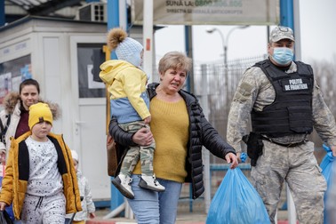 Refugiați în vama Sighet, pe 26 februarie 2022. Foto: Vlad Chirea / Libertatea