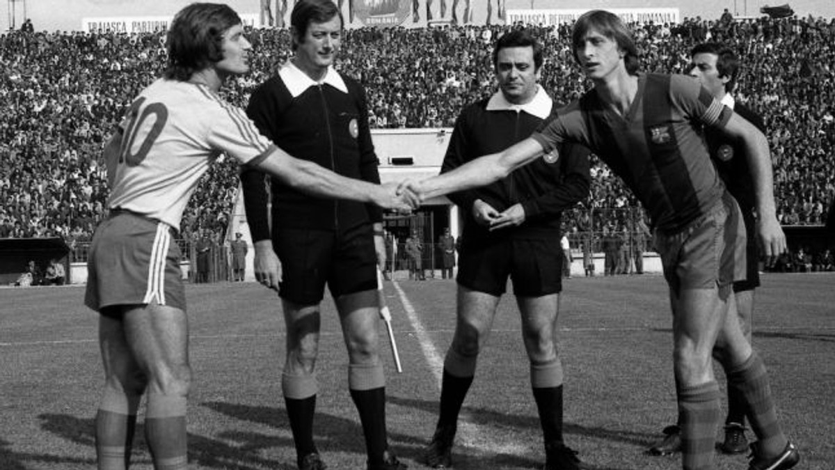 Liță Dumitru (stânga) le pune tălpi celor de la CSA Steaua