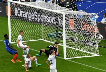 epa05406288 Kolbeinn Sigthorsson (3-L) of Iceland scores the 4-1 goal during the UEFA EURO 2016 quarter final match between France and Iceland at Stade de France in Saint-Denis, France, 03 July 2016. (RESTRICTIONS APPLY: For editorial news reporting purposes only. Not used for commercial or marketing purposes without prior written approval of UEFA. Images must appear as still images and must not emulate match action video footage. Photographs published in online publications (whether via the Internet or otherwise) shall have an interval of at least 20 seconds between the posting.) EPA/GEORGI LICOVSKI EDITORIAL USE ONLY