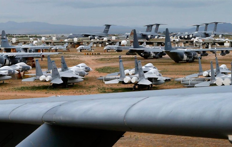 Mii de aeronave militare americane stau uitate în deșert. Cum arată unul dintre cele mai mari cimitire de avioane