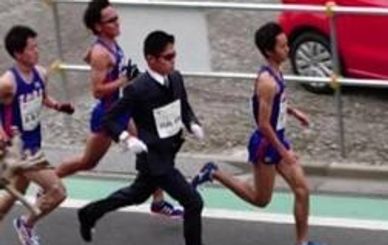 Ce nebun! Un atlet calificat la Rio a stabilit un nou record la semimaraton în costum / VIDEO