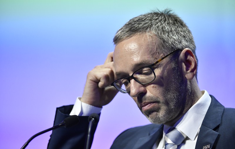 Liderul antivaccinist al partidului de extremă dreapta din Austria s-a infectat cu COVID