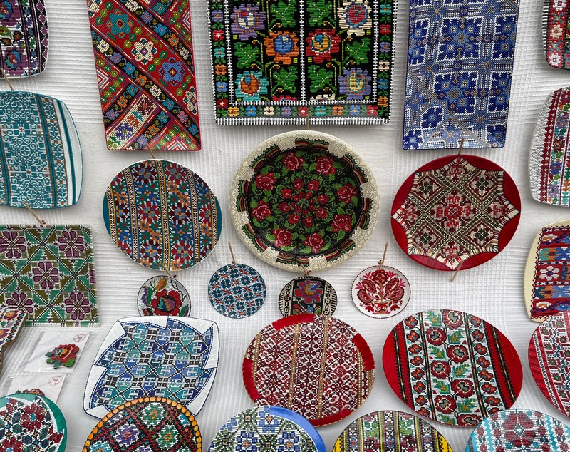 „Esență de Românie într-o farfurie”. Peter Brâncoveanu și broderiile pictate pe ceramică: „50 de lei sau 10 euro! Am și Revolut”