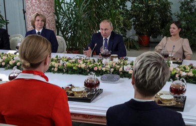 Vladimir Putin, la întâlniera cu însoțitoarele de zbor, organizată în ziua în care Rusia celebrează Ziua Femeii | Foto: EPA