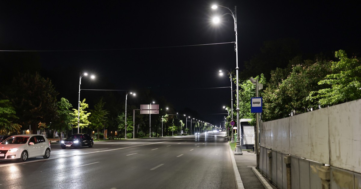 Bulevardul este puternic iluminat pe timpul nopții, iar iluminatul public funcționează pe toată lungimea străzii. În ciuda traficului redus, stâlpii de iluminat rămân aprinși, oferind vizibilitate atât pentru șoferi, cât și pentru pietoni.