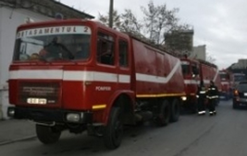 Locatarii unui bloc au fost evacuaţi din cauza unei posibile scurgeri de gaze