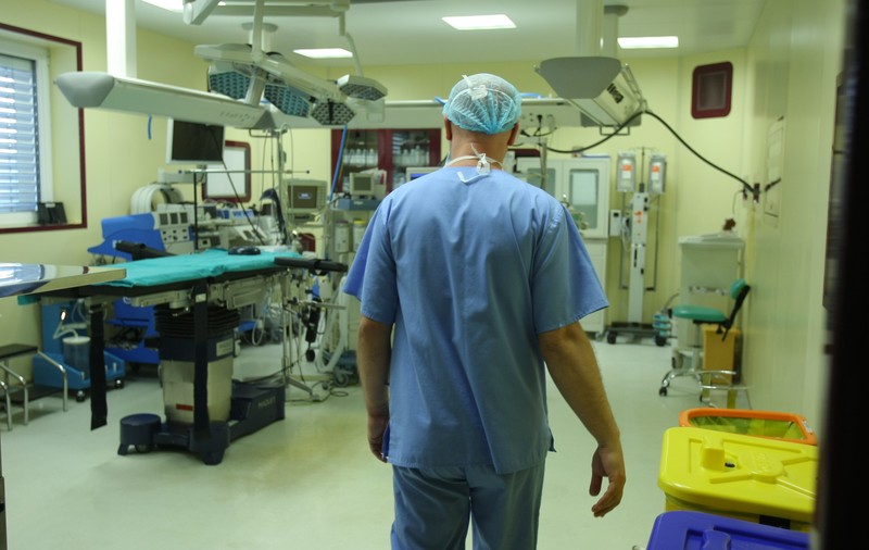 Pot sau nu medicii să fie voluntari în spitale? Tema îi interesează și pe pacienți pentru că, având în vedere deficitul de personal, voluntarii acopereau o parte din serviciile către bolnavi