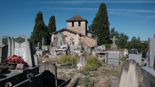 În Franța, tot mai mulți oameni renunță la pietrele funerare tradiționale din granit pentru înmormântările ecologice. Imagine cu caracter ilustrativ. Foto: Hepta