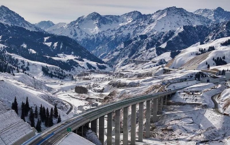 Chinezii au construit cel mai lung tunel de autostradă din lume, în munți. Scurtează cu 50% drumul de 7 ore