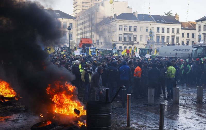 VIDEO | Proteste ale fermierilor la Bruxelles, cu focuri pe străzi și ciocniri cu poliția. Von der Leyen și doi premieri s-au întâlnit cu agricultorii