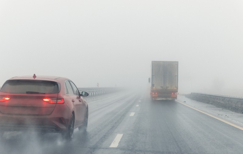 Cum să conduci în siguranță pe timp de ceață: cinci reguli esențiale pentru șoferi