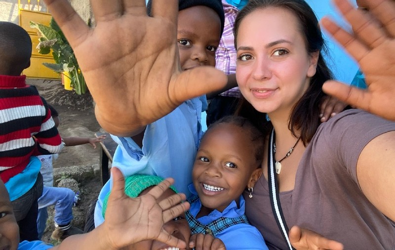 Aventura unei educatoare române în Tanzania, țară al cărei președinte ar fi murit de COVID-19, dar nu credea în boală. Ce a descoperit în prima zi de școală