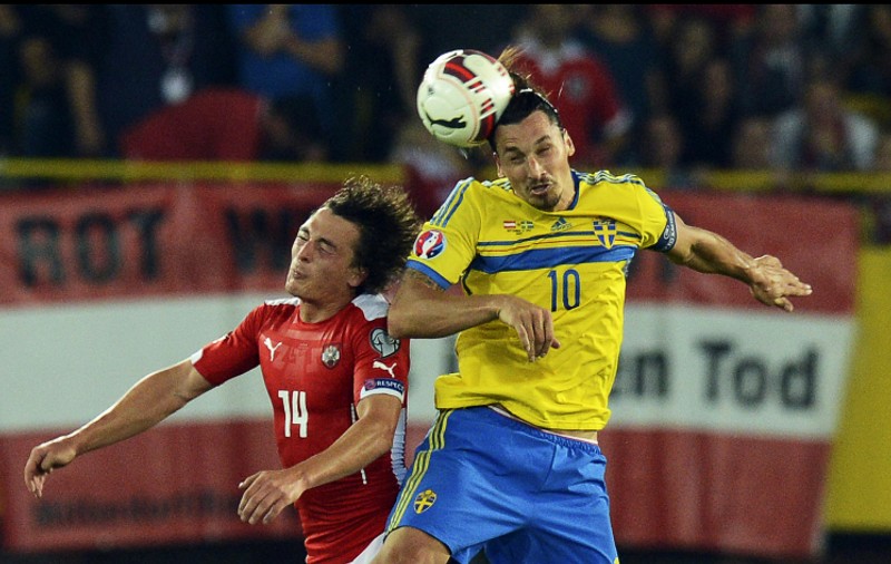 Ibrahimovic se ferește să lovească mingea cu capul. Explicația te va face să râzi