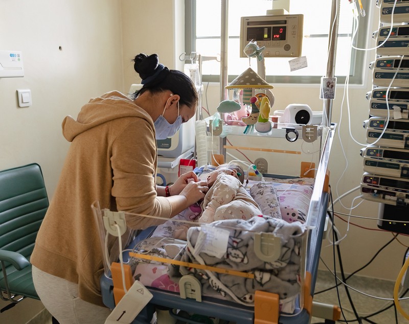 „Grijă pentru nou-născuți”, campanie umanitară a Fundației Ringier pentru achiziționarea unui sistem de livrare a oxidului nitric. Karina, salvată din ghearele morții după șase luni de luptă cu boala
