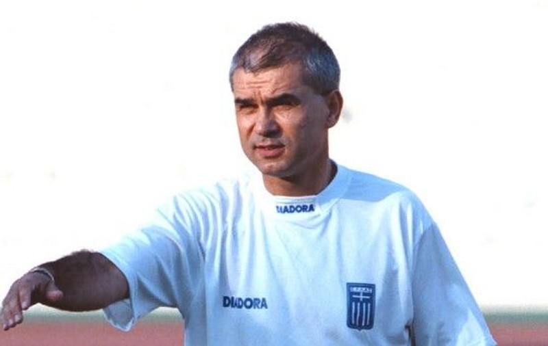PRELIMINARIILE EURO 2016, ROMÂNIA - GRECIA (luni, ora 21.45, TVR 1) / Anghel Iordănescu are șansa să facă primul pas hotărât spre Euro 2016, dacă bate Grecia care l-a dat afară în 1999! ^Zboară Puiu cu calificarea?