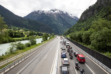 Kilometri de mașini blocate în trafic, în Silenen, Elveția | Foto: EPA-EFE/ALEXANDRA WEY