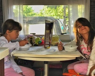 Fetele lui Morar au fost cele mai încântate de vacanța în rulotă