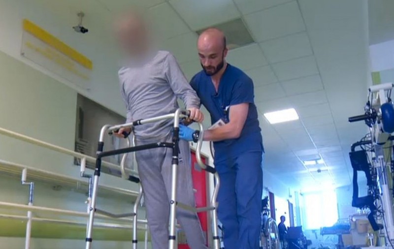 Un tânăr din București a paralizat brusc din cauza unui virus. Medicii au anunțat familia că nu va supraviețui