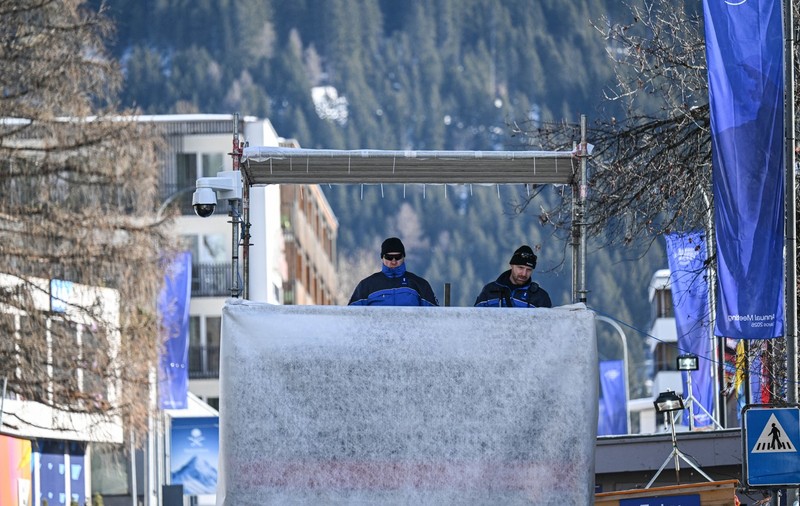 Agenții Secret Service ai lui Donald Trump, în turnul de control de la Zürich: președintele SUA, păzit de sute de oameni la Davos