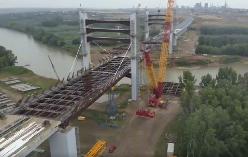 Utilaj gigant pe șantierul Drumului Expres Brăila–Galați. Umbrărescu a montat un nou segment al podului peste Siret