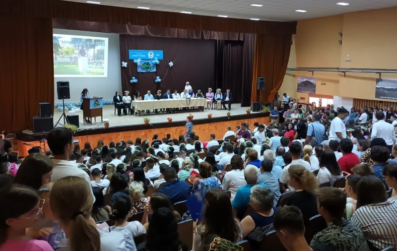 „Școala m-a învățat să mint”. Reacții la discursul viral al șefei de promoție de la o școală din Ineu | VIDEO
