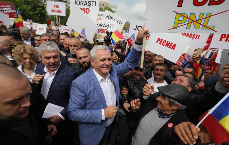 VIDEO/ Mitingul PSD de la Galați. Dragnea și Dăncilă, atacuri la Iohannis. Protestatarii au blocat autocarele simpatizanților partidului