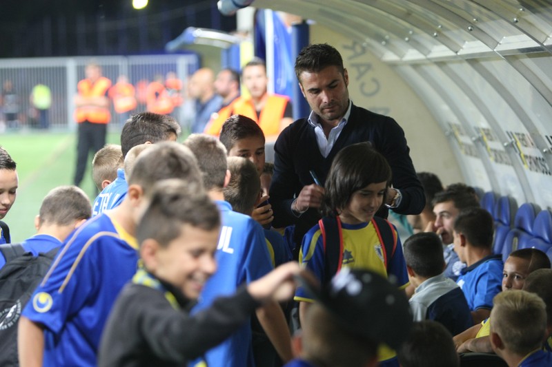 Înaintea meciului cu CFR Cluj, Mutu a dat autografe copiilor de mingi. Foto: Vlad Chirea