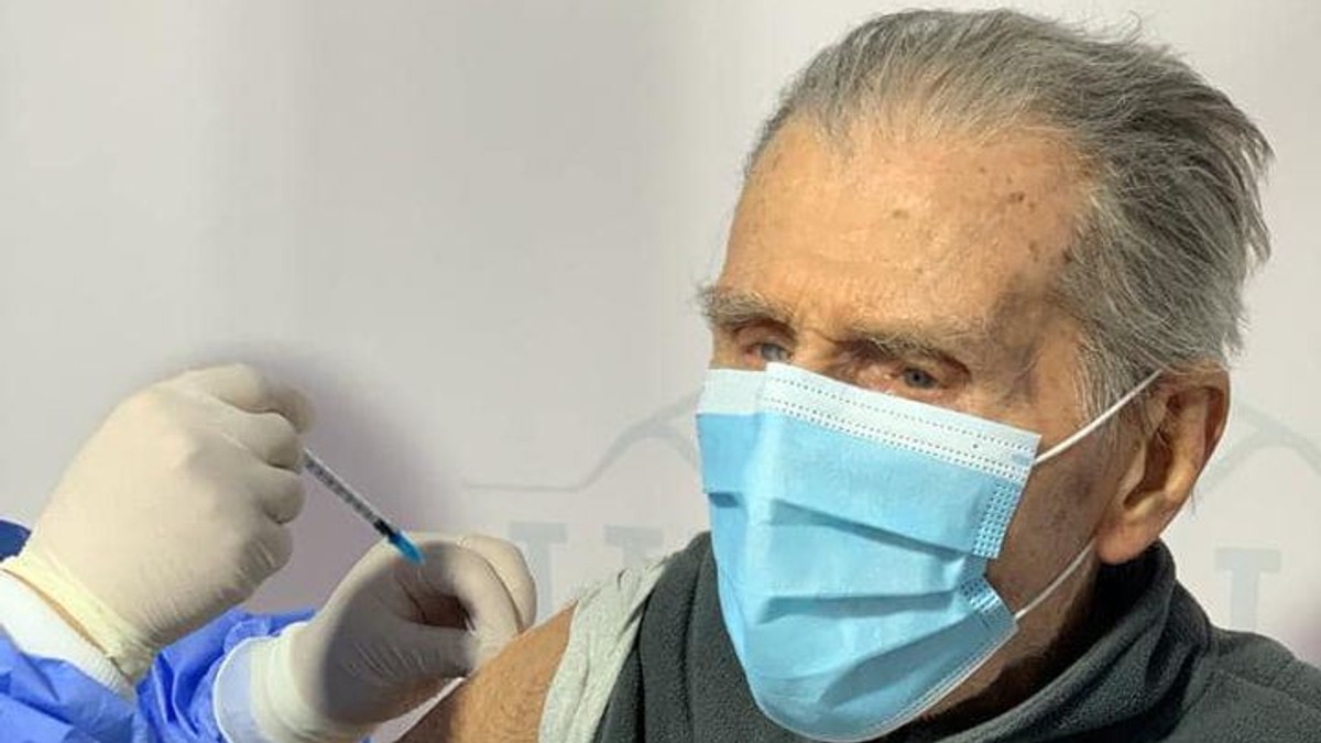 Un veteran de război de 99 de ani s-a vaccinat anti-COVID-19 la Circul Metropolitan. „Un exemplu pentru noi toți”