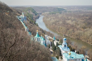 Mănăstirea Sviatohirsk Lavra, pe malul râului Donețk | Foto: Shutterstock