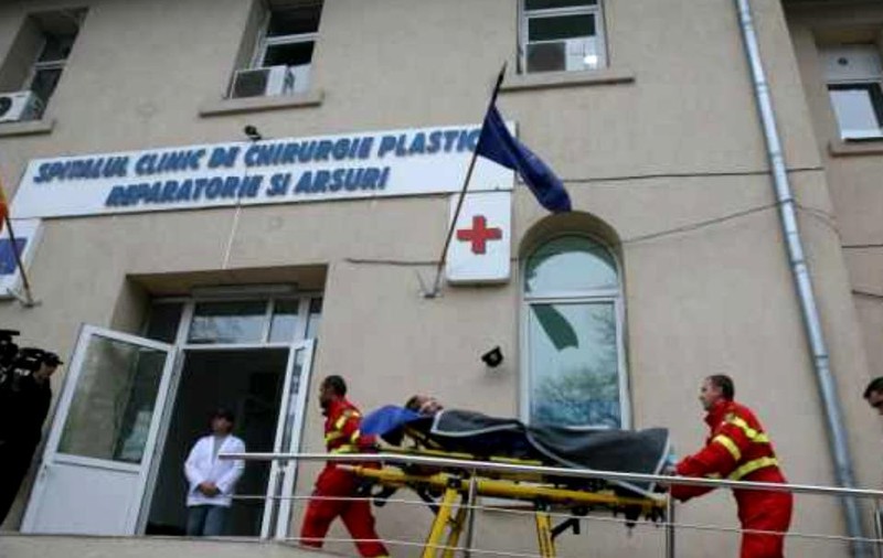 Statul se spală pe mâini în cazul tinerei arse și externate prea devreme din spital. Cumnatul fetei: “Ne decontează doar 7.000 de lei”