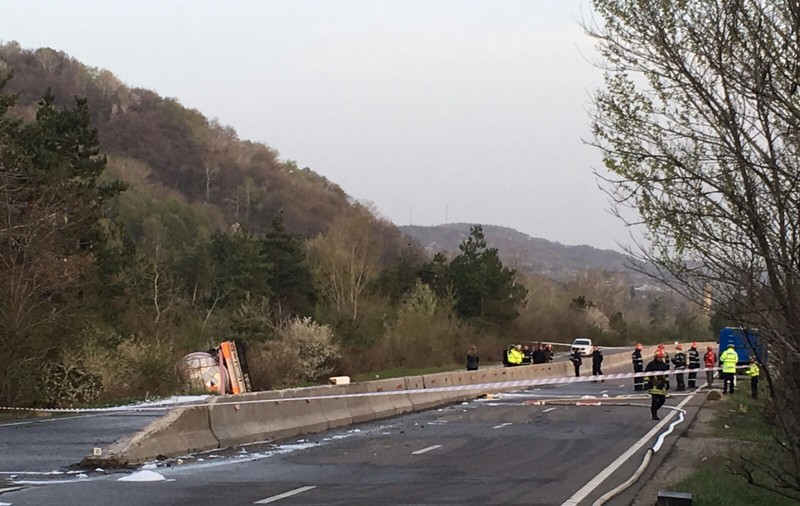 O cisternă cu 40 de tone de acid sulfuric s-a răsturnat pe DN1. PRIMELE IMAGINI