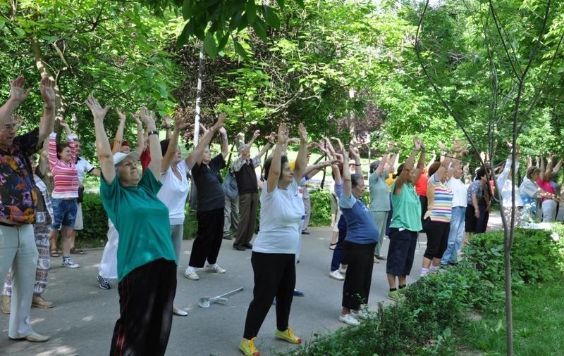 300 de bătrâni au făcut gimnastică într-un parc din Capitală