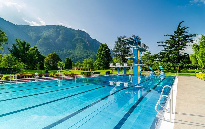 O piscină în aer liber a interzis bărbaților să poarte boxeri pe sub pantalonii de baie, în Italia. Care este motivul
