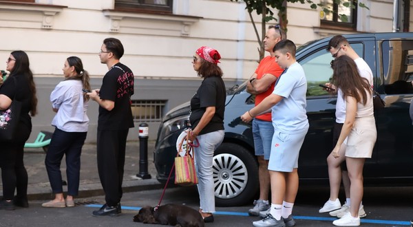 Celebra patiserie cu merdenele din Piața Amzei, luată cu asalt de clienți. Sursă foto: Dumitru Angelescu/ Libertatea.