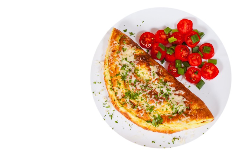 Omletă cu ceapă verde și roșii