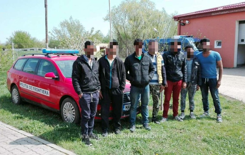 Zeci de migranți au fost prinși la granița României cu Serbia. Copii de doi ani, în grupurile care treceau ilegal frontiera