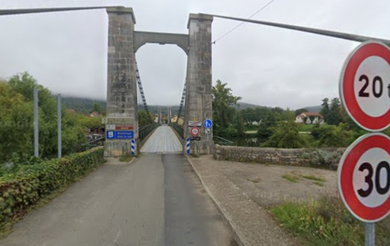 Un camion de 47 de tone a traversat pe vreme rea un pod șubred și suspendat limitat la doar 20 de tone