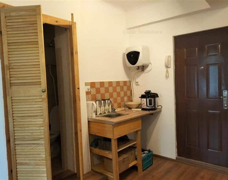 FOTO. Cum arată „apartamentul tip studio”, de 16 mp, scos la vânzare cu 50.000 de euro. „E o baie cu spațiu de dormit și fierbător”