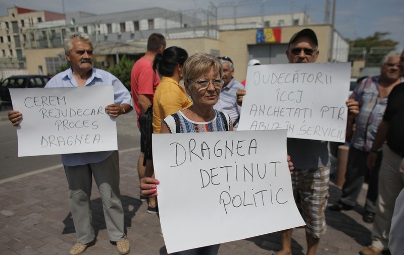 Protest în fața Penitenciarului Rahova. Câțiva oameni cer rejudecarea procesului lui Liviu Dragnea, după decizia CCR (FOTO)