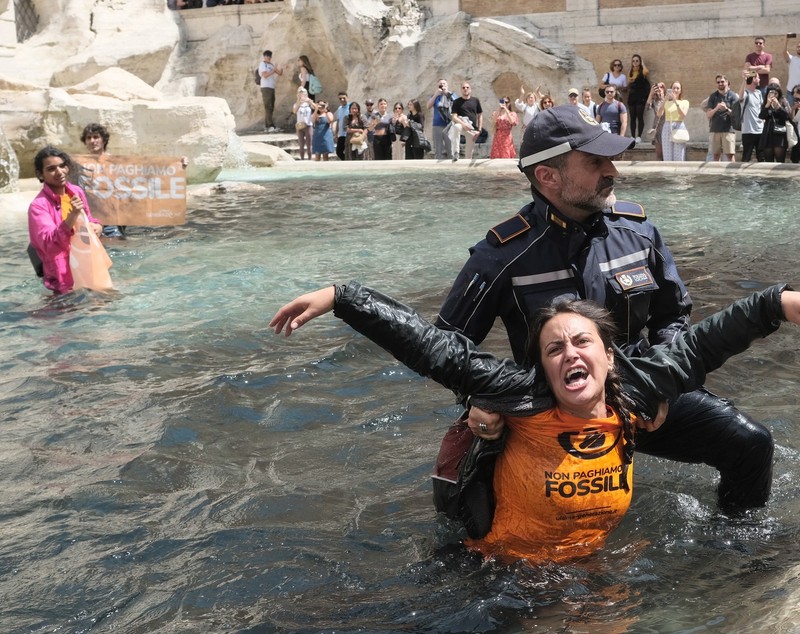 Activiștii de mediu au înnegrit apa din Fontana di Trevi. „Țara noastră este pe moarte”