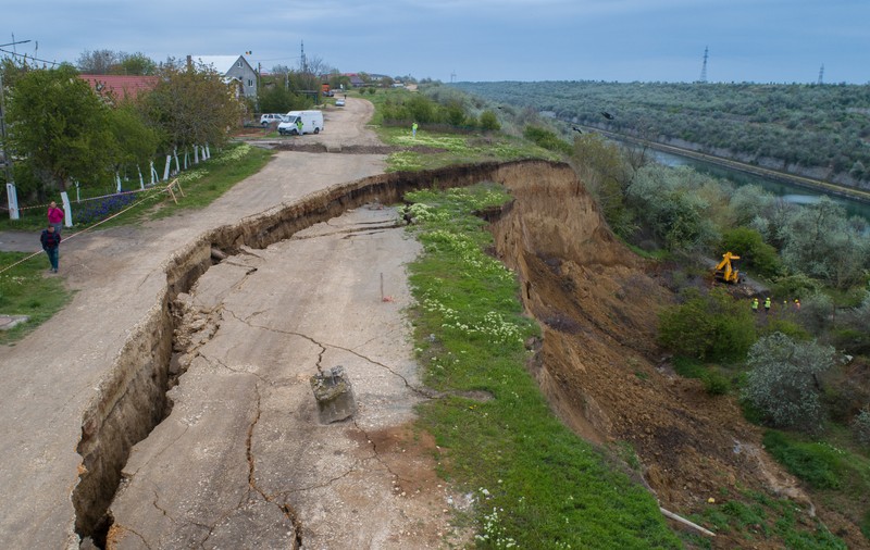 UPDATE/Imaginile dezastrului. Situația se complică la Cumpăna, acolo unde alunecările de teren amenință comuna. Comisie de evaluare, la ordinul Prefectului